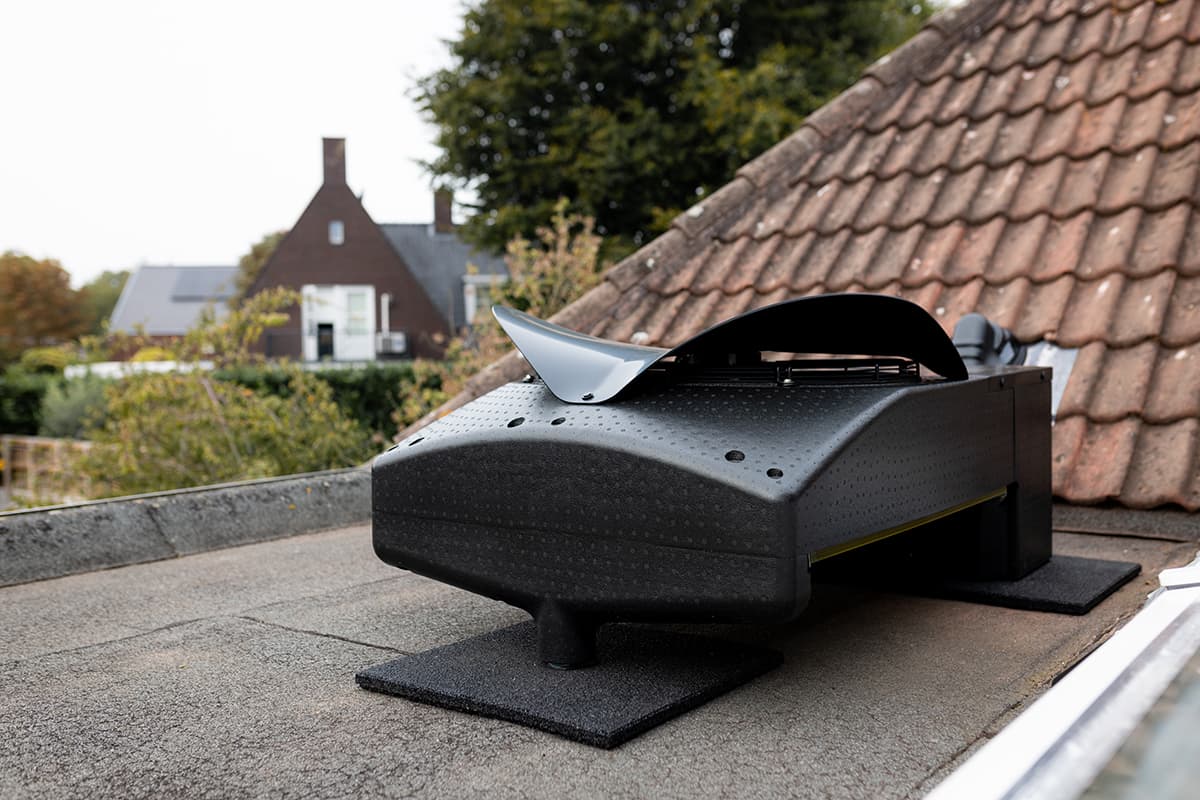 WeHeat warmtepomp buitenunit op plat dak in Nederlandse woonwijk