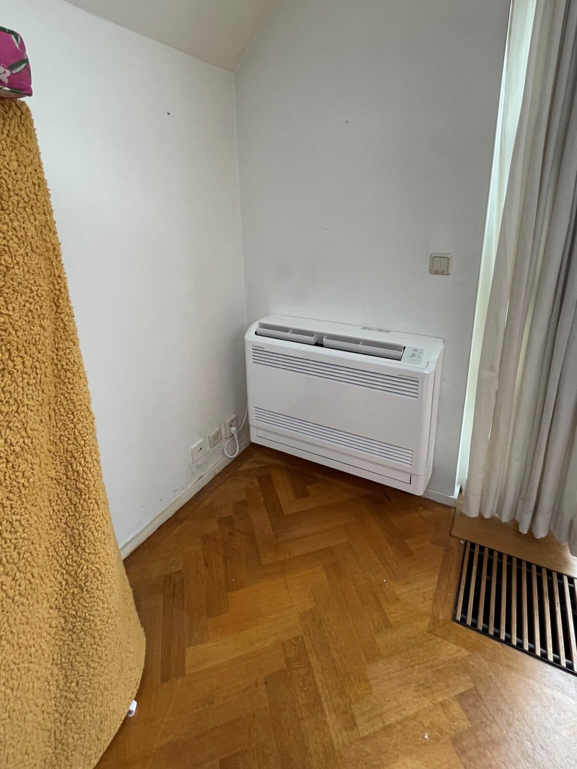 Plafondmodel airco in Delft