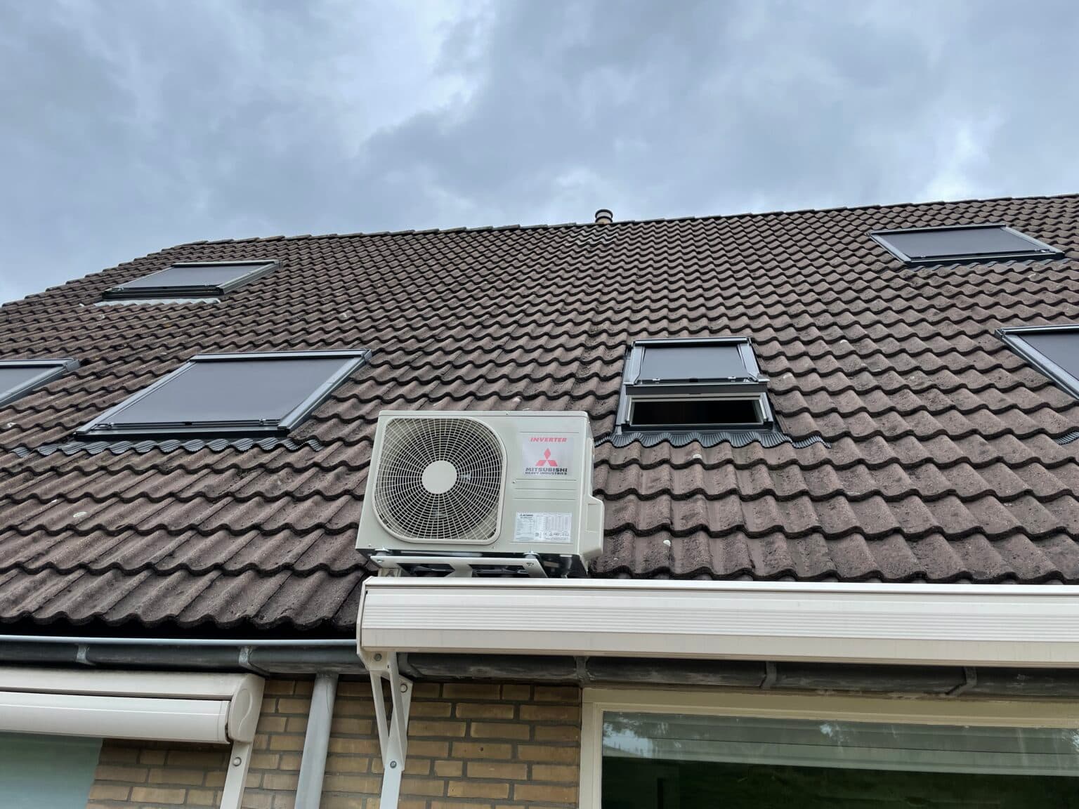 Plafondmodel airco in Hoogvliet