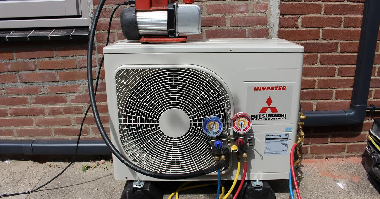 Airco-buitenunit met aangesloten onderhoudsmeters