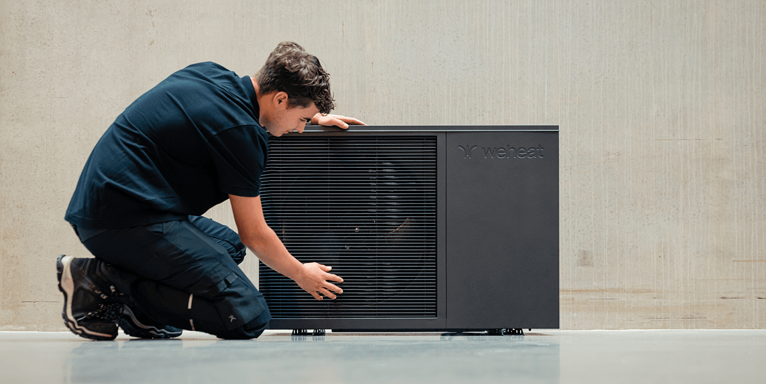 Monteur werkt aan een warmtepomp-buitenunit