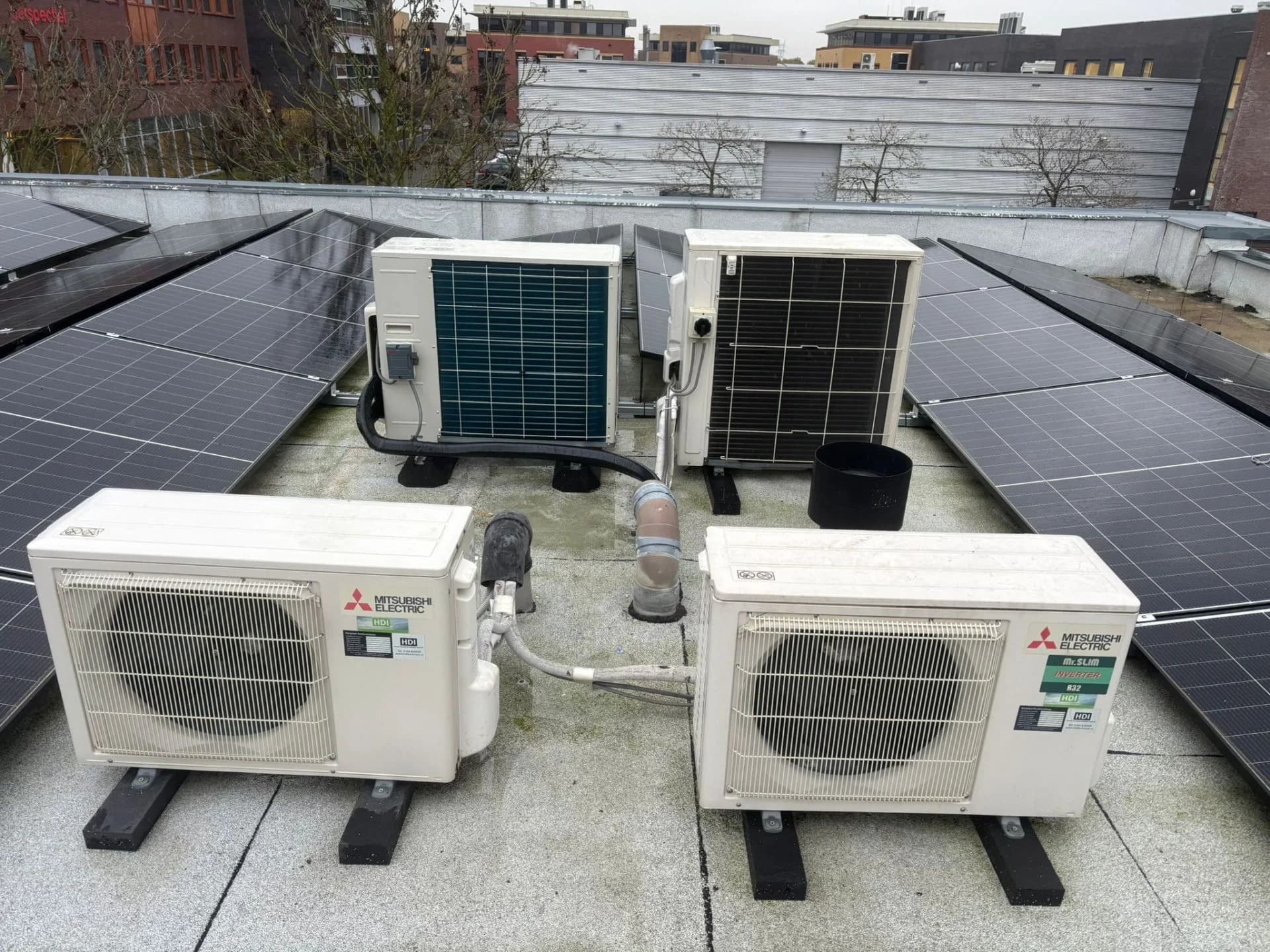 Meerdere airco-buitenunits op een plat dak