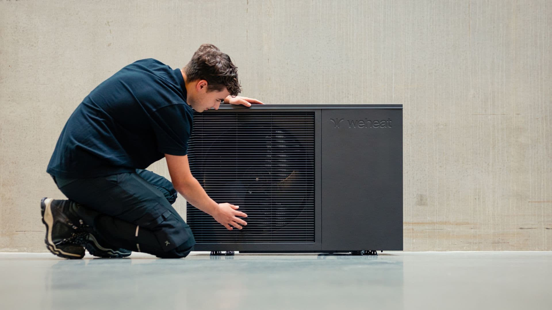 Monteur werkt aan een warmtepomp-buitenunit