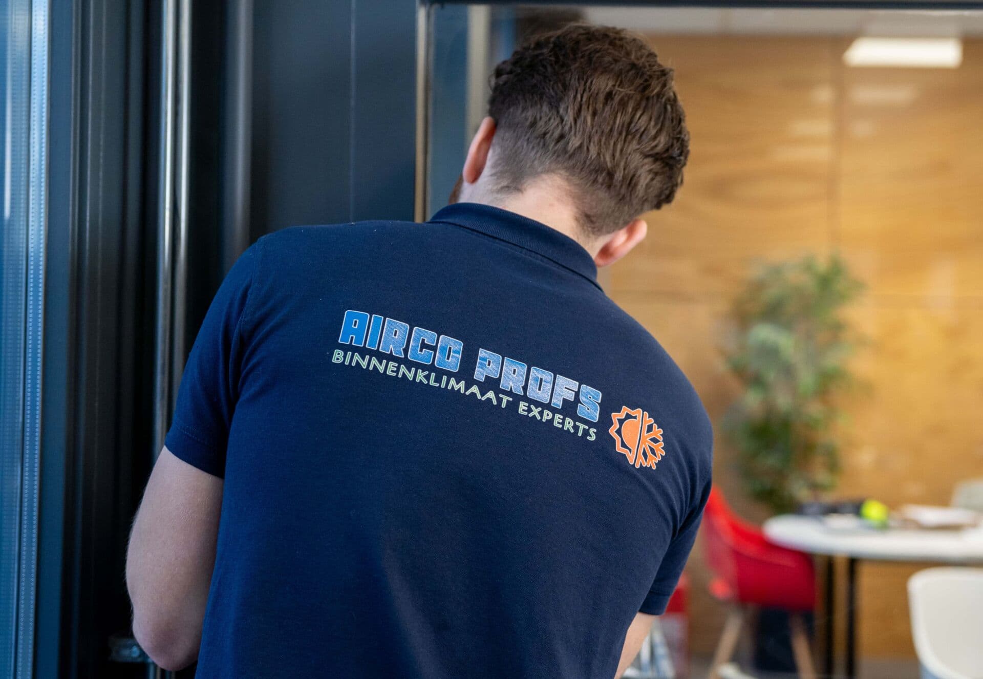 AircoProfs monteur aan het werk binnenshuis