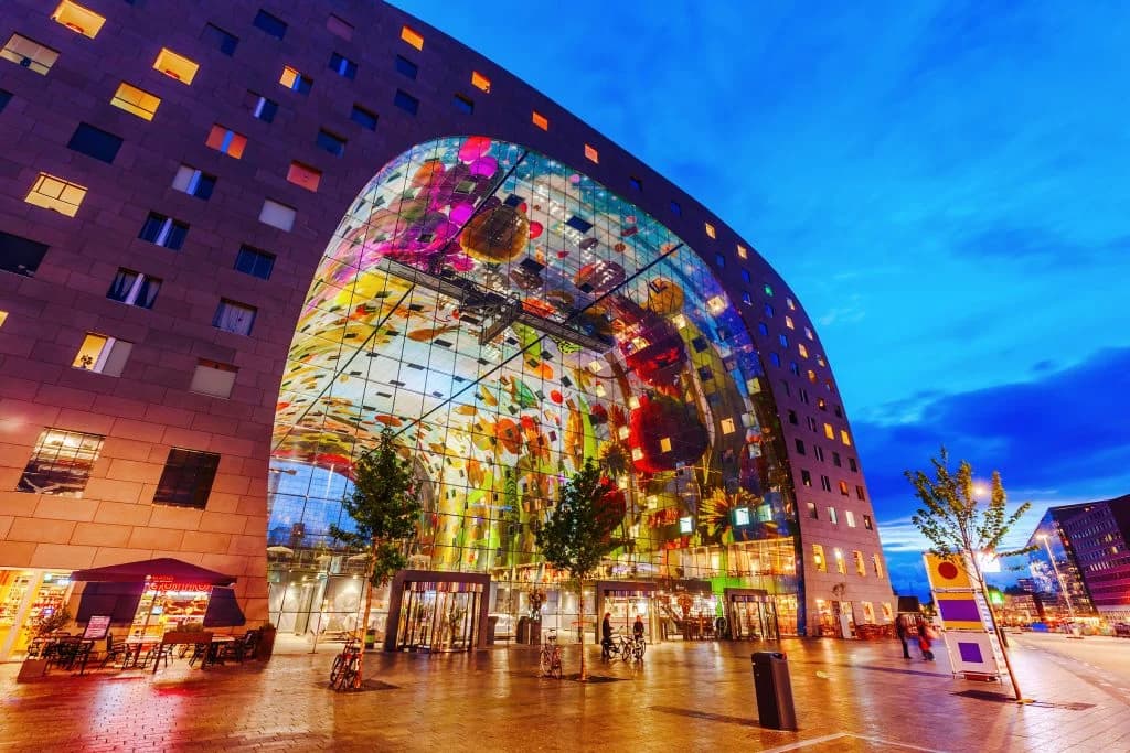 De verlichte Markthal in Rotterdam