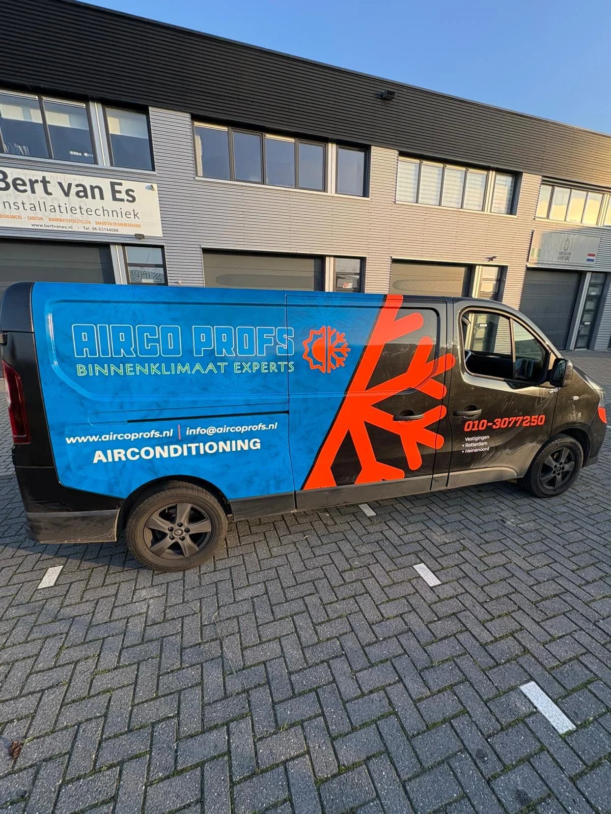 AircoProfs bedrijfswagen voor het bedrijfspand
