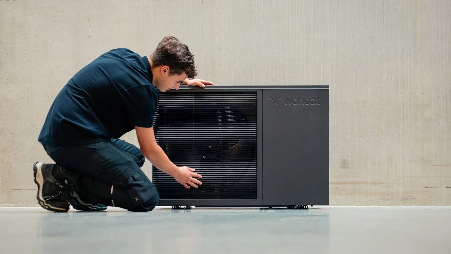 Monteur werkt aan een WeHeat Flint warmtepomp