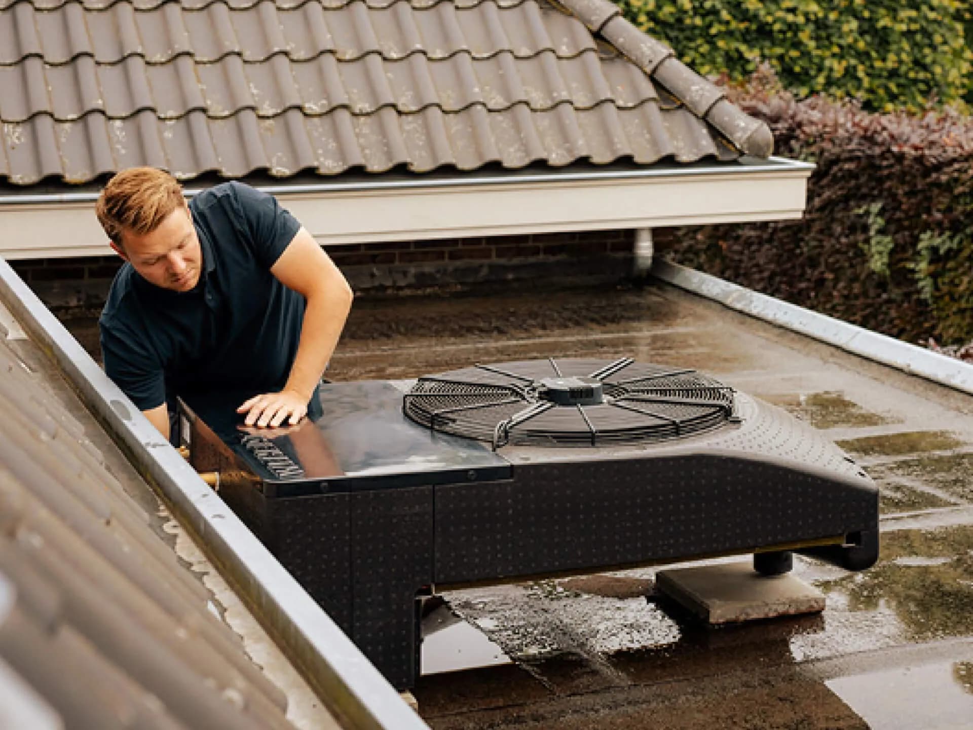 Monteur installeert een platte WeHeat warmtepomp op een dak