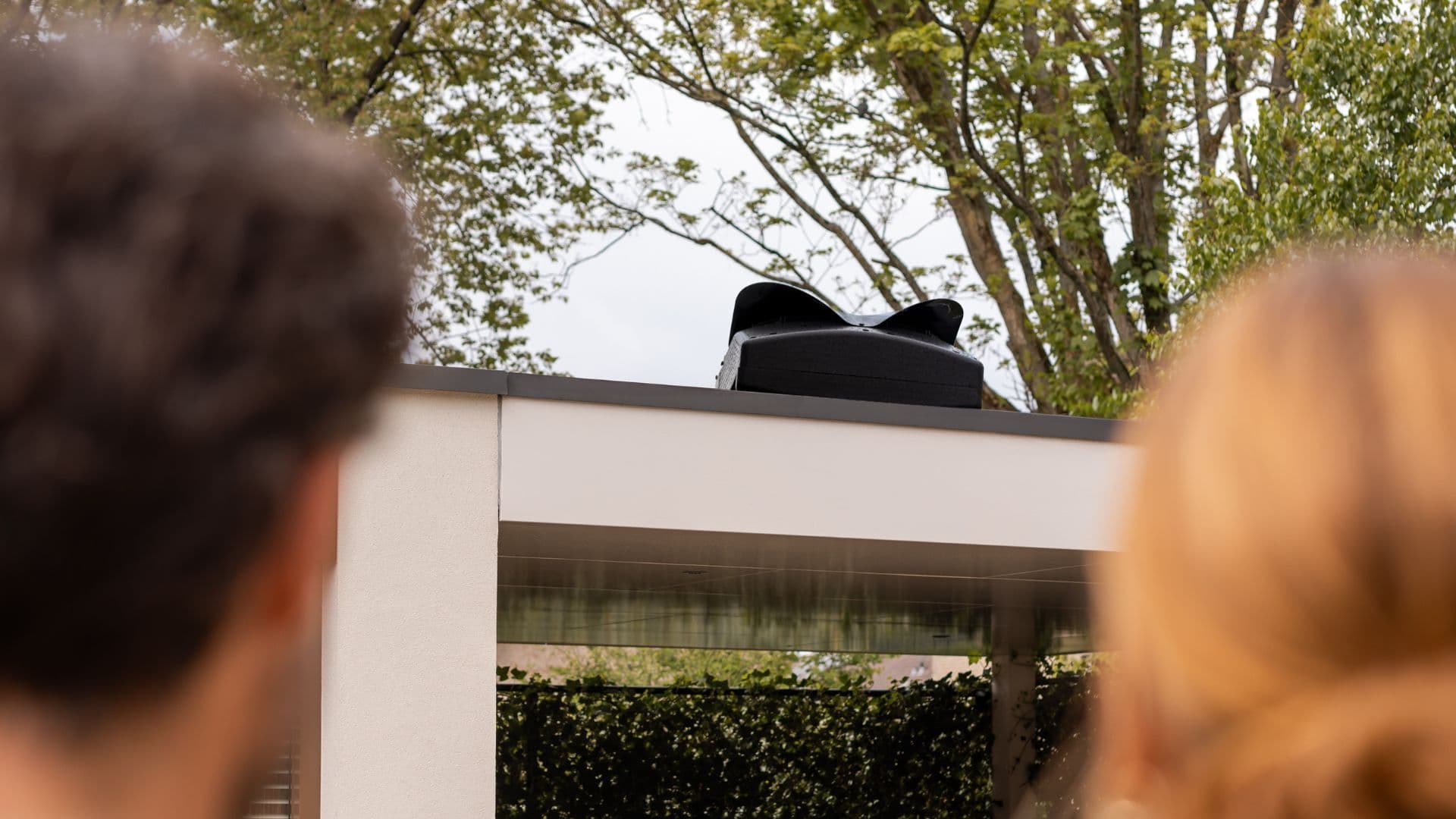 WeHeat Blackbird op het platte dak van een carport