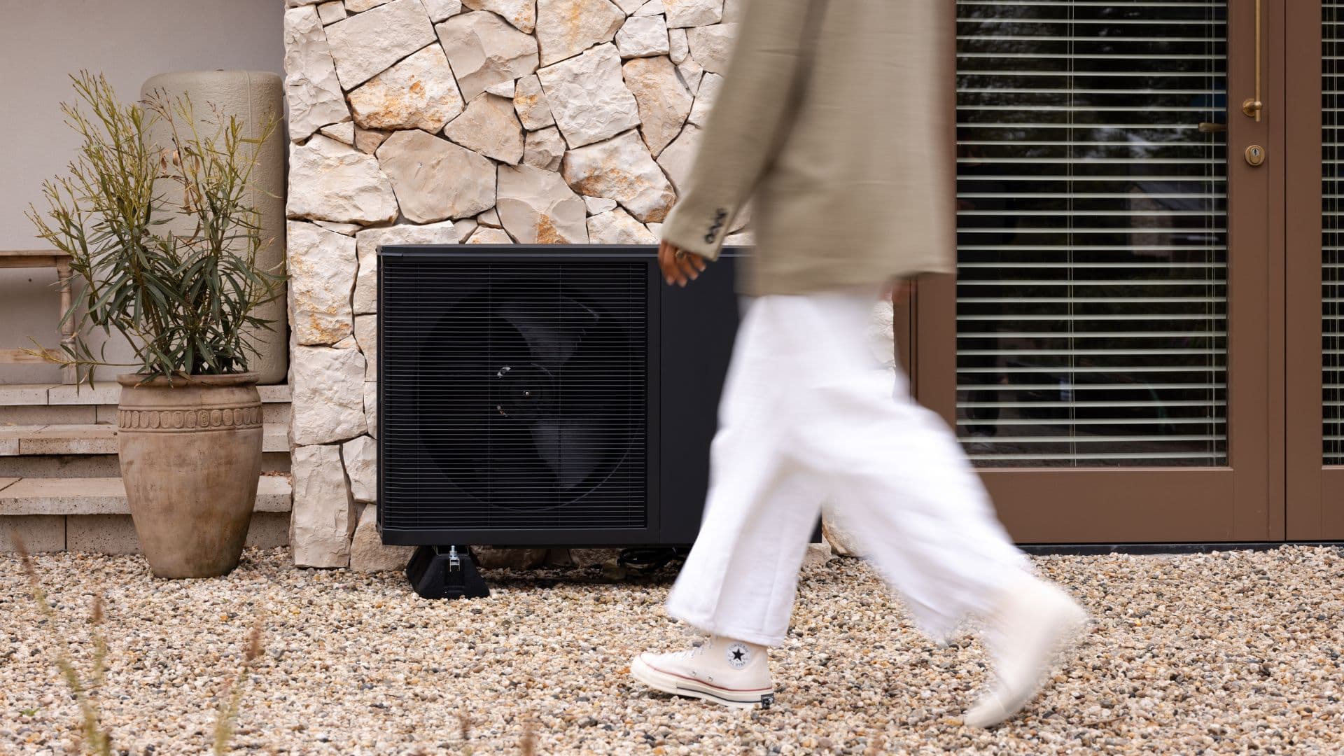 WeHeat Flint P40 op rubberen opstelbalken naast een woning