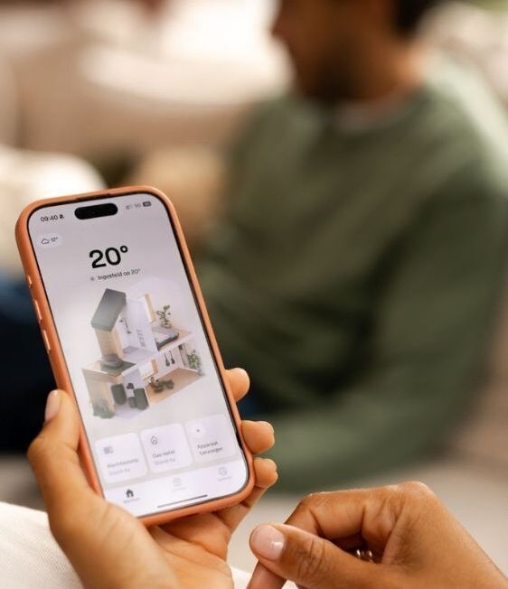 De WeHeat-app op een telefoon, met de kamertemperatuur en de status van warmtepomp en cv-ketel